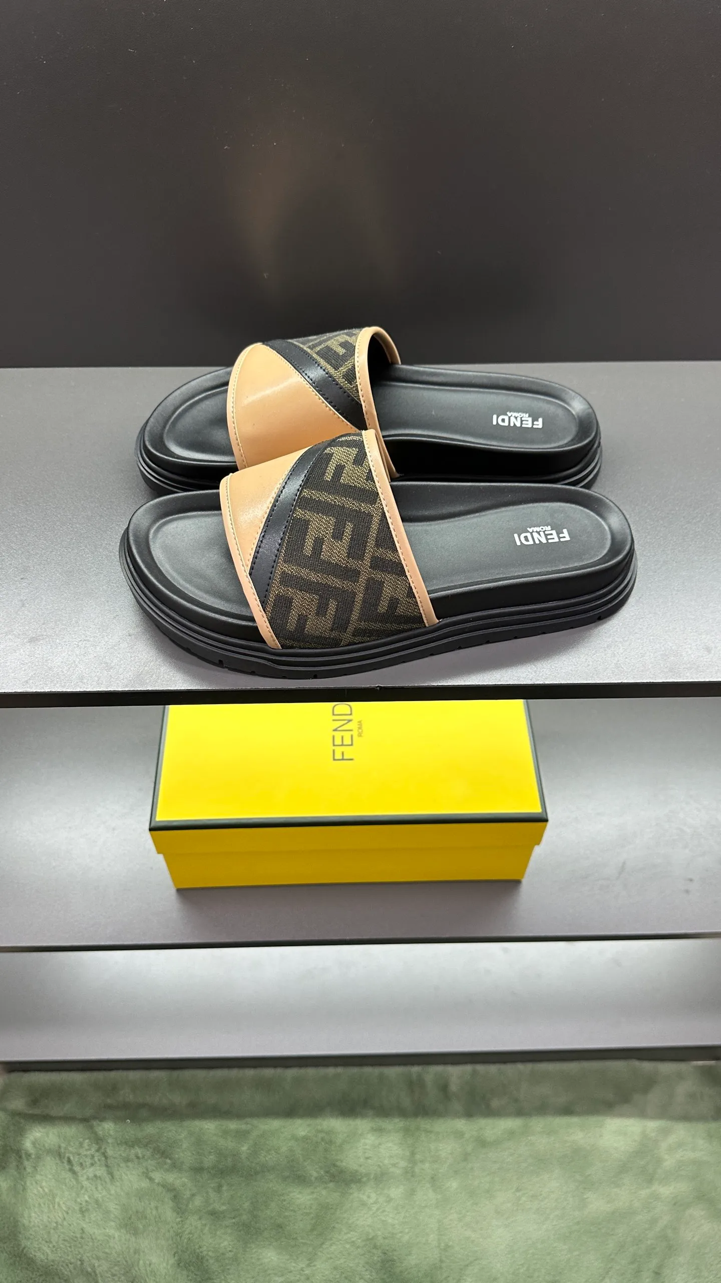 P300 [Fendi Slippers] High-end men's shoes brand, official website 1:1 latest masterpiece: original mold customization, fabrics made of imported original materials, upgraded outsole, lighter and non-slip. The market's top quality, simple yet tasteful, a must-have for fashionistas, fashionable at your feet, full of confidence, the same style at the counter 👍The season of summer slippers is here. Code: 38-45, 46 order